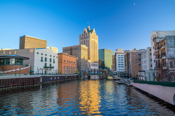 Downtown skyline with Buildings along the Milwaukee River - obrazy, fototapety, plakaty