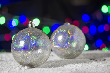 Fototapeta premium bicchiere di plastica nella neve, con addobbi natalizi e luci sullo sfondo