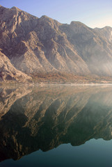 Monta&ntilde;as reflejadas en un lago