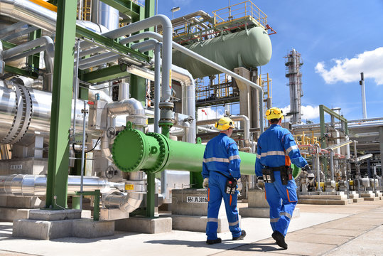 Personal in einer Industrieanlage - Gruppe Arbeiter in einem Chemiewerk/ Erdölraffinerie //// Group workman in a petroleum refinery 