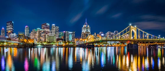  Pittsburgh downtown skyline panorama & 39 s nachts gezien vanaf Allegheny Landing, tussen Roberto Clemente en Andy Warhol bruggen © mandritoiu