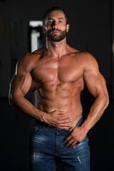 Obraz na płótnie Canvas Muscle Man Posing In Gym