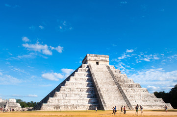 Fototapeta na wymiar Chichen Itza Mayan pyramid temple