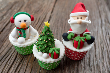 christmas theme cup cake on wooden background