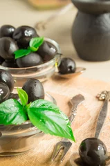 Foto op Plexiglas Black olives in oil on a old wooden background © romensky