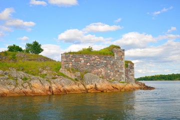 Fototapeta na wymiar Suomenlinna fortress ruins view from a boat