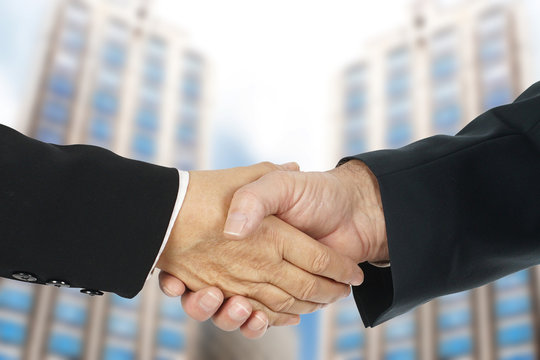 Handschlag im Business - Vertragsabschluss