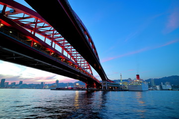 ポートアイランドから見る神戸大橋と市街地の夕暮れ