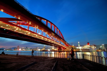 ポートアイランドから見る神戸大橋と市街地の夜