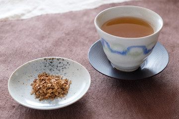 Dried burdock and burdock tea