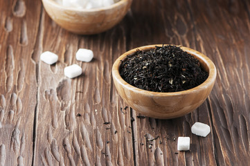 Obraz na płótnie Canvas Raw tea and white sugar on the wooden table