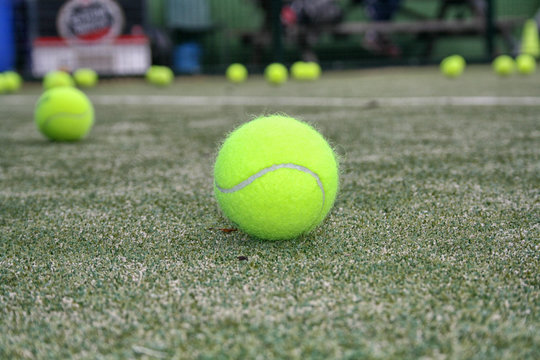 la pelota del tenis en la pista