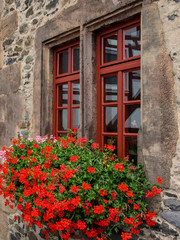 Fototapeta na wymiar Fenster mit Blumenschmuck