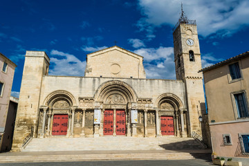 Obraz premium Façade de l'abbatiale de Saint-Gilles dans le gard.