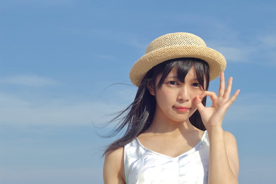 麦わら帽子と青空　OKサイン