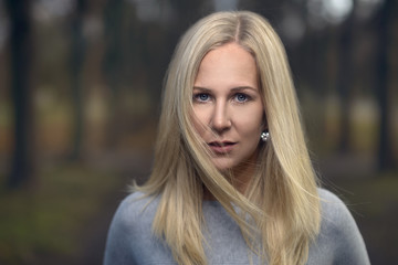 Obraz premium Attraktive nachdenkliche junge Frau