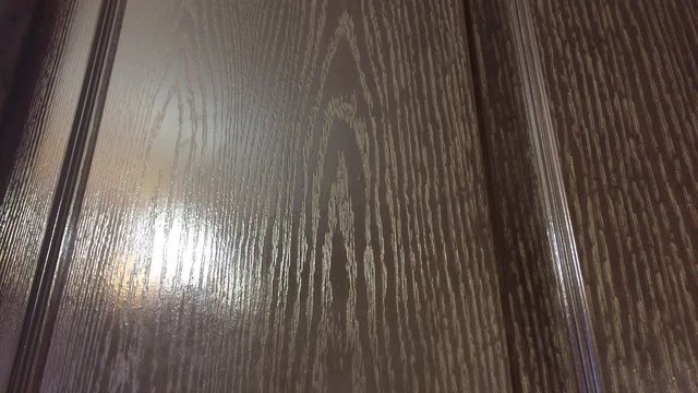 Деревянная коричневая дверь между комнатами