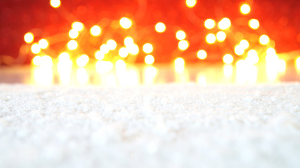 Weihnachtlicher Bokeh Hintergrund mit Schnee im Vordergrund und Textfreiraum