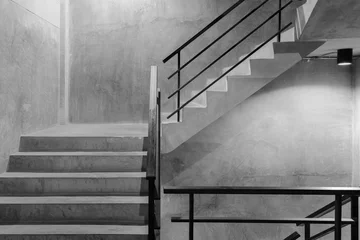 Foto auf Acrylglas Treppen Leere moderne raue Betontreppe mit schwarzem Stahlhandlauf