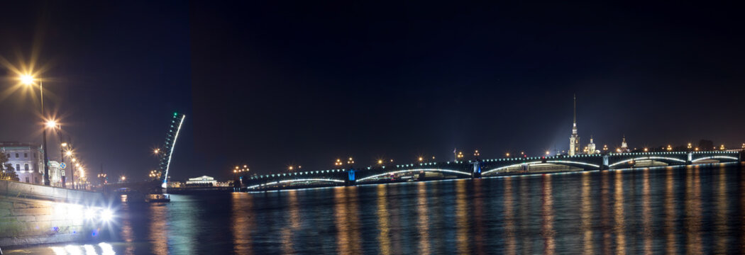 Drawn drawn Troitsky Bridge in St. Petersburg