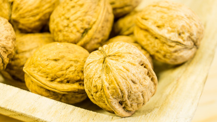 Walnüsse in einer Holzschale