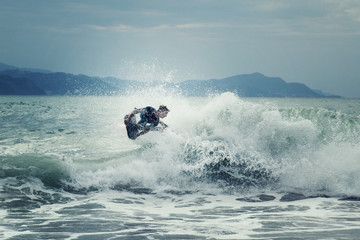 bodyboarder saltando las olas