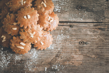 Lebkuchen Plätzchen und Staubzucker auf rustikalem Holz, Draufsicht