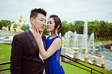 Naklejka premium Wedding couple on the background of the fountain