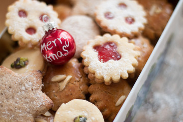 Blechdose mit Weihnachtsplätzchen und Lebkuchen, auf rustikalem Holz