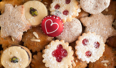 Weihnachtsplätzchen, Weihnachtskugel und Lebkuchen, Breitbild Draufsicht