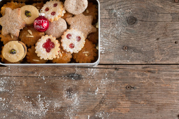 Blechdose mit Weihnachtsplätzchen und Lebkuchen, auf rustikalem Holz, Draufsicht