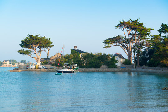 Hafen von Brignogan-Plages am fr&uuml;hen Morgen, Bretagne, Frankreich