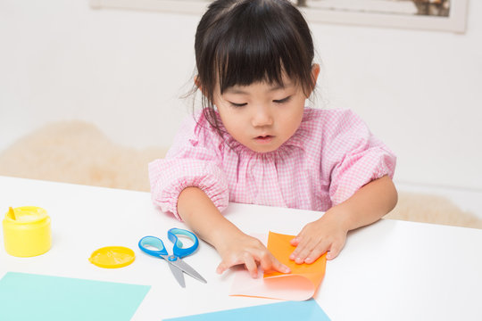 折り紙で遊ぶ子ども