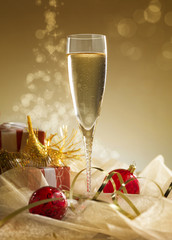 Glasses of champagne with gift box