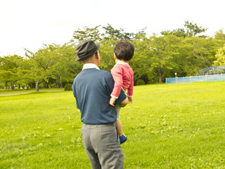 祖父と孫の後ろ姿　家族