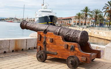 Tarragine. Canon au vieux port, Catalogne, espagne
