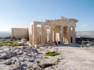 Obraz premium Tourists visit the temple of Parthenon,Athens