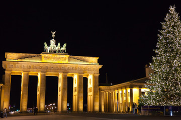 Obraz premium Brandenburger Tor in Weihnachtsstimmung mit Weihnachtsbaum im