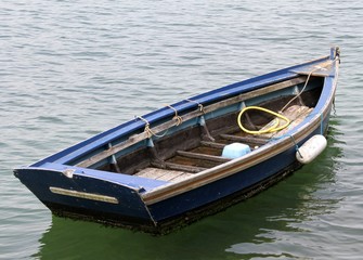 vieille barque sur un plan d'eau