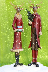 Weihnachts-Hirschpärchen mit Tannenbaum steht im Schnee, Deko