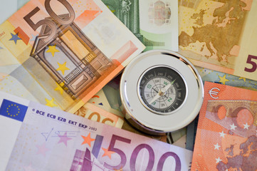 Bargeld, Kompass, Geldscheine für Investition, Darlehen oder Geldanlage mit Negativzinsen