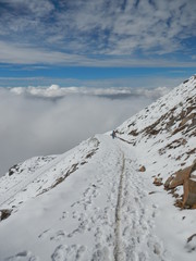 Fototapeta na wymiar Schneewandern über den Wolken