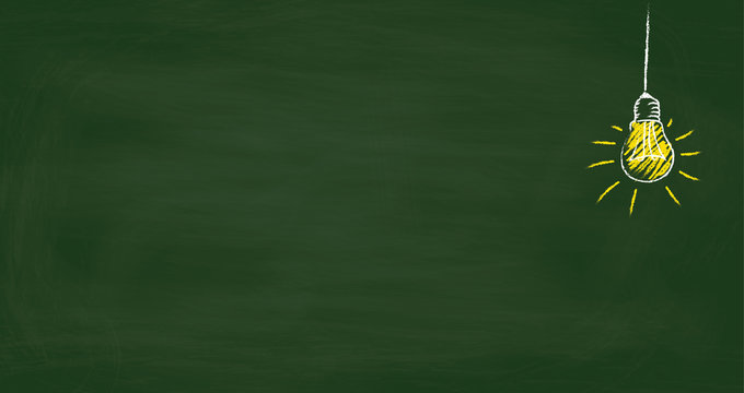 Leuchtende Gl&uuml;hbirne auf Schultafel