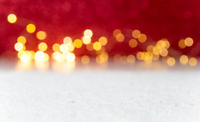 Fototapeta na wymiar Weihnachtlicher Bokeh Hintergrund mit Schnee im Vordergrund und Textfreiraum