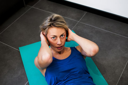 ragazza si allena in palestra facendo fitness, stretching e addominali