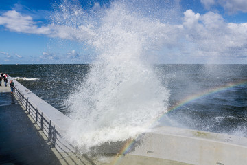 Fale rozbijające się o molo © Dejan Gospodarek