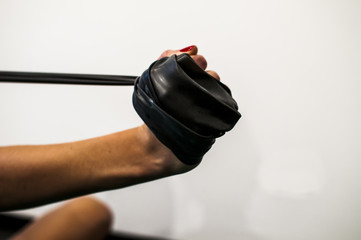 ragazza si allena in palestra facendo fitness, stretching e addominali con l'elastico