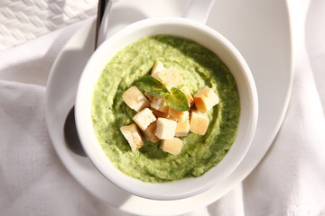 cream broccoli soup with croutons - green 