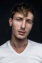 Obraz premium handsome young man in white t shirt posing in studio