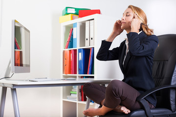 femme assise en tailleur qui se détend au bureau